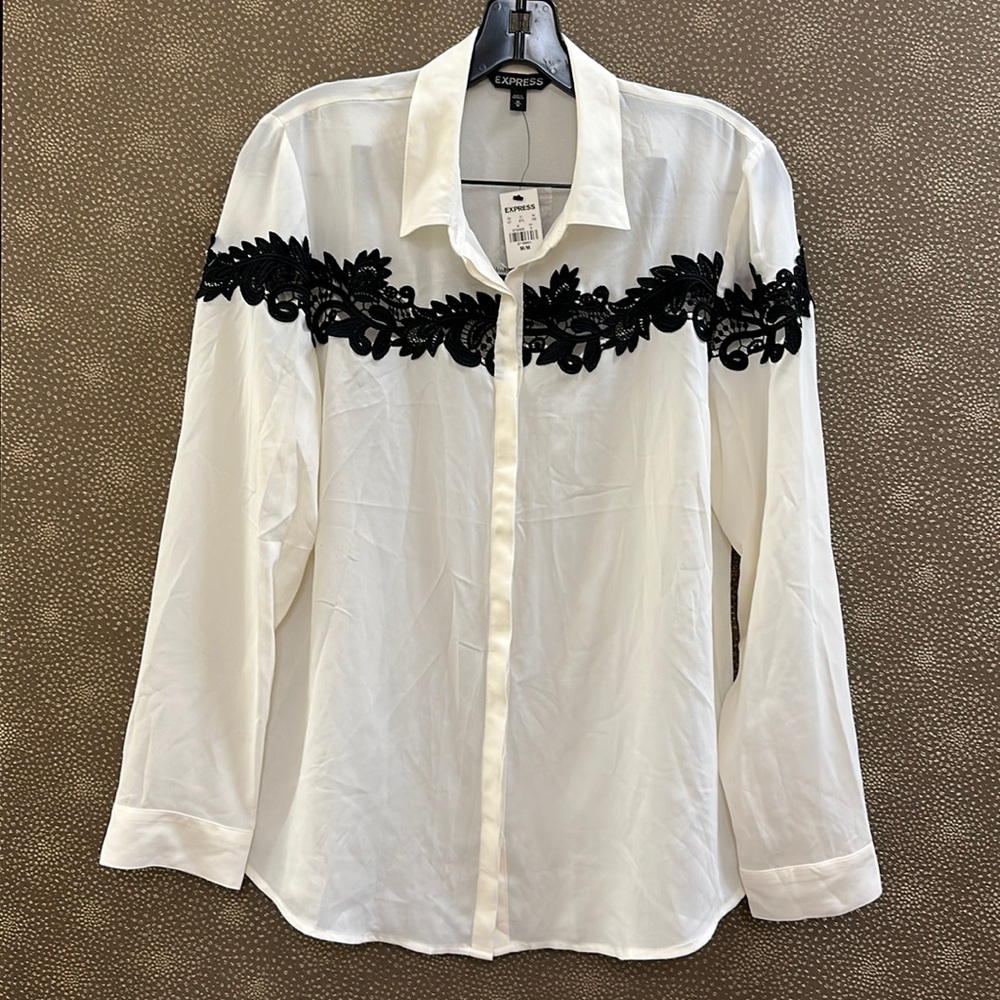 🔥🔥🔥NEW Express Light Button Down Shirt Blouse
